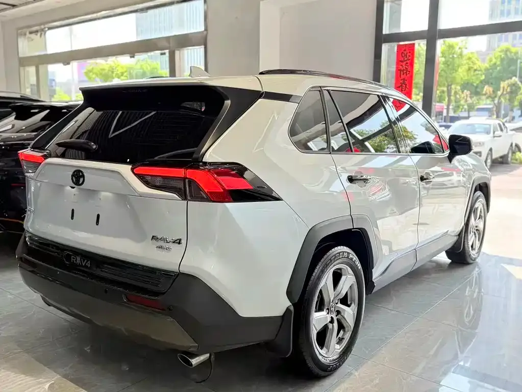 Toyota RAV4 — фото 8