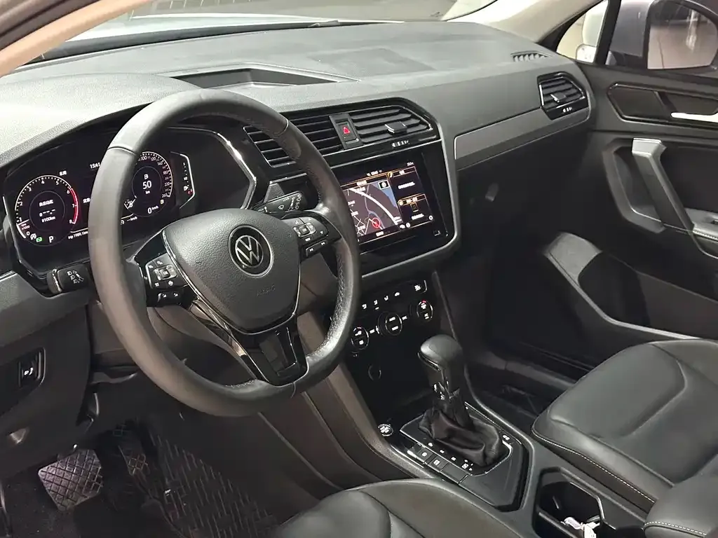 Volkswagen Tiguan L — фото 4