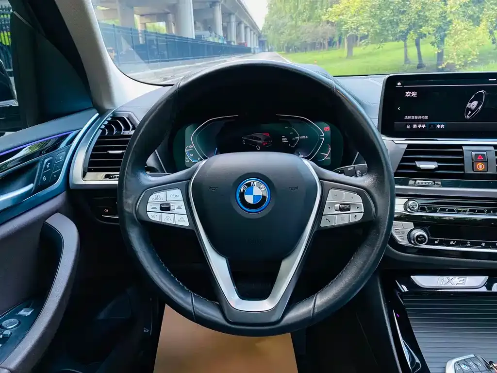 BMW iX3 — фото 10