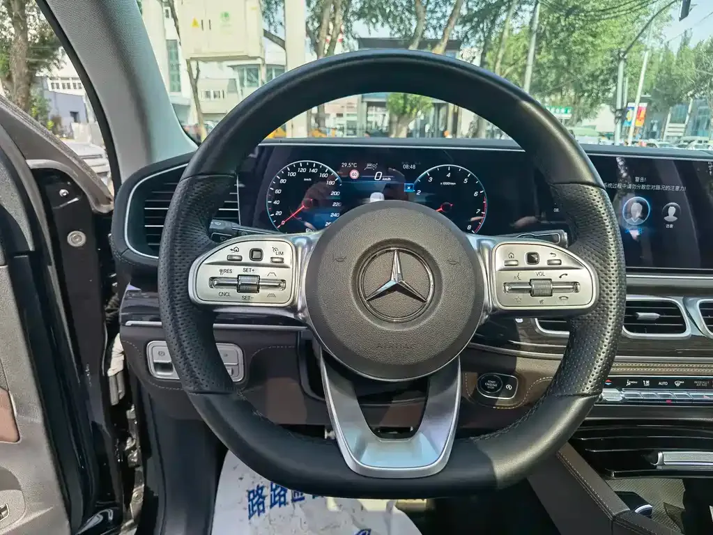 Mercedes-Benz GLS — фото 6