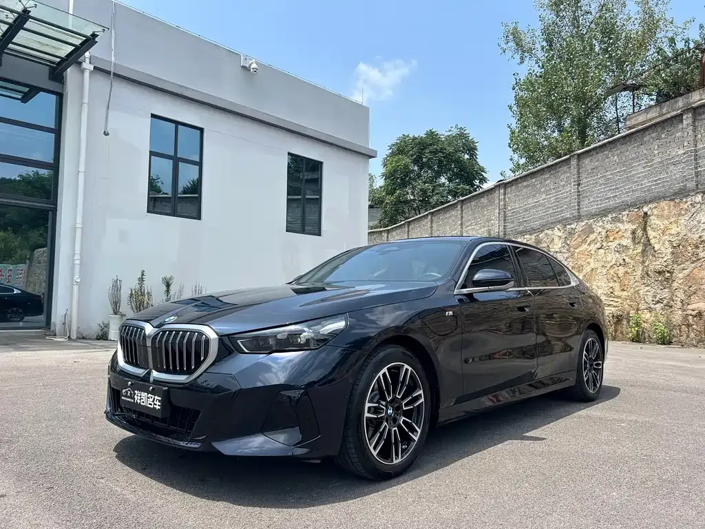 BMW 5 Series — фото 1