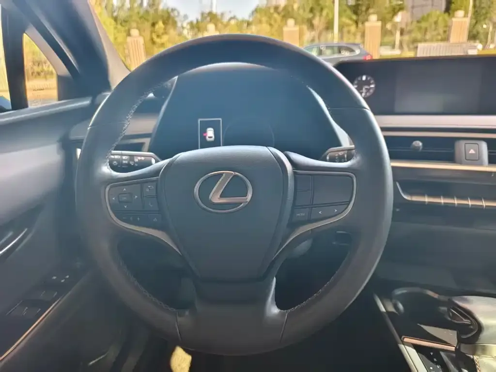 Lexus UX — фото 2