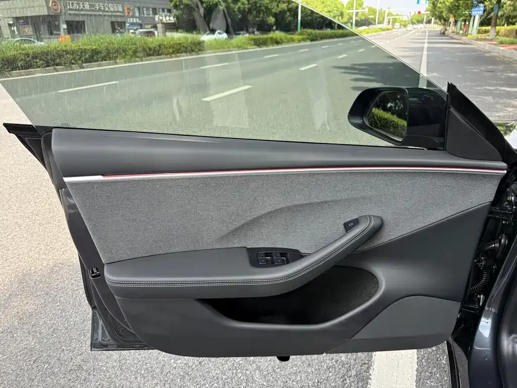 Tesla Model 3 — фото 3