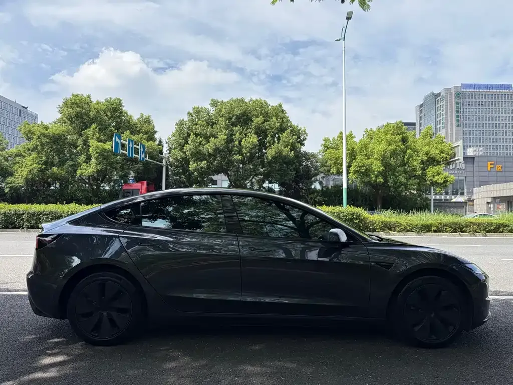Tesla Model 3 — фото 8