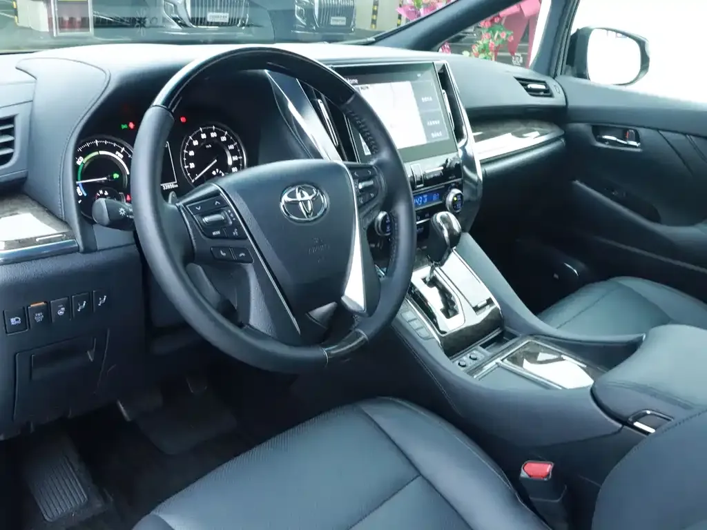 Toyota Alphard — фото 6