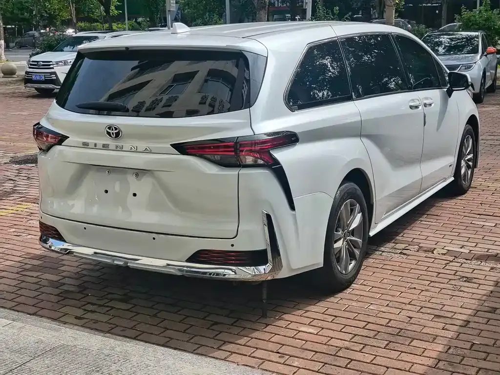 Toyota Sienna — фото 4