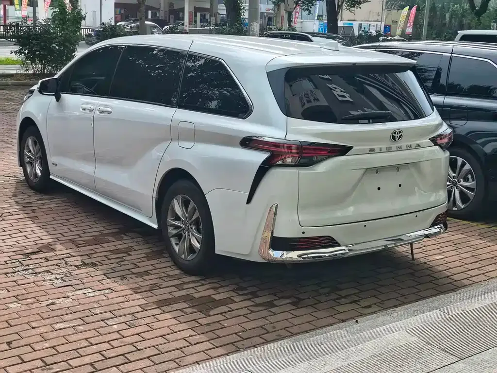 Toyota Sienna — фото 10