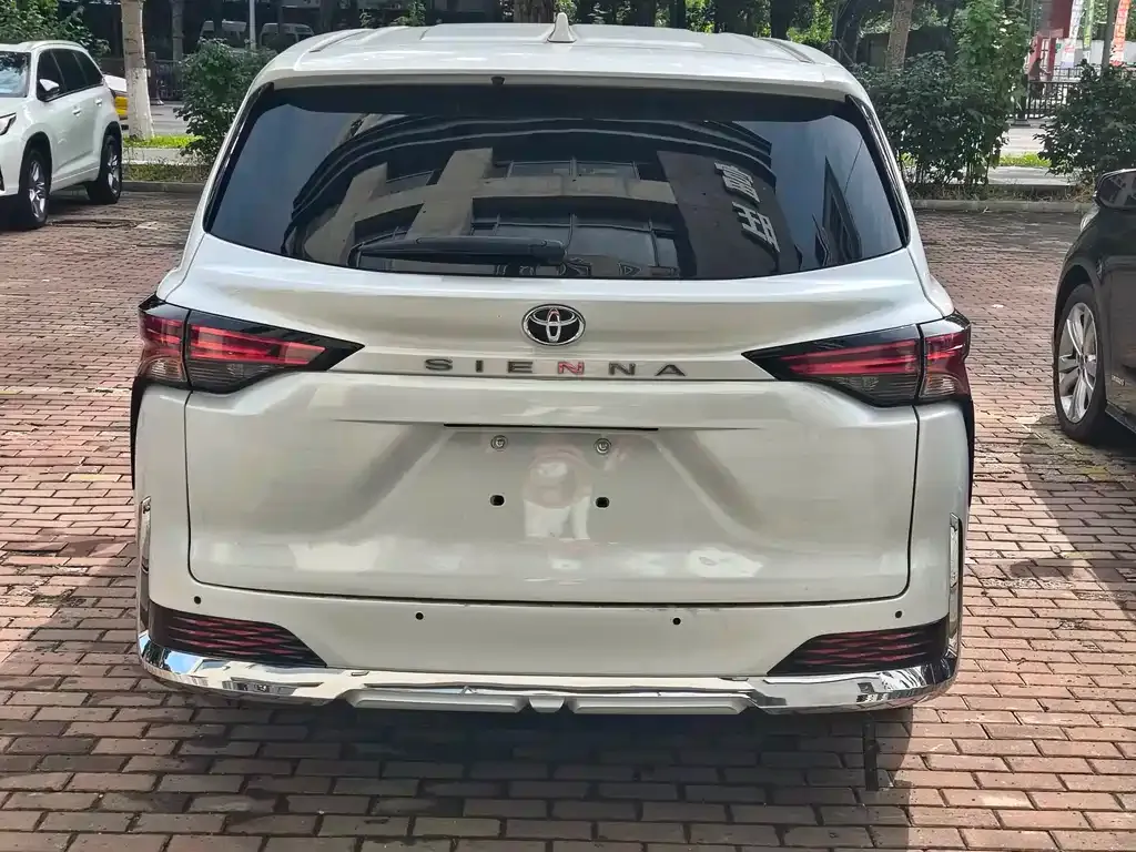 Toyota Sienna — фото 8