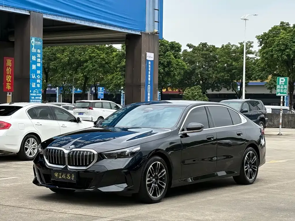 BMW 5 Series — фото 1