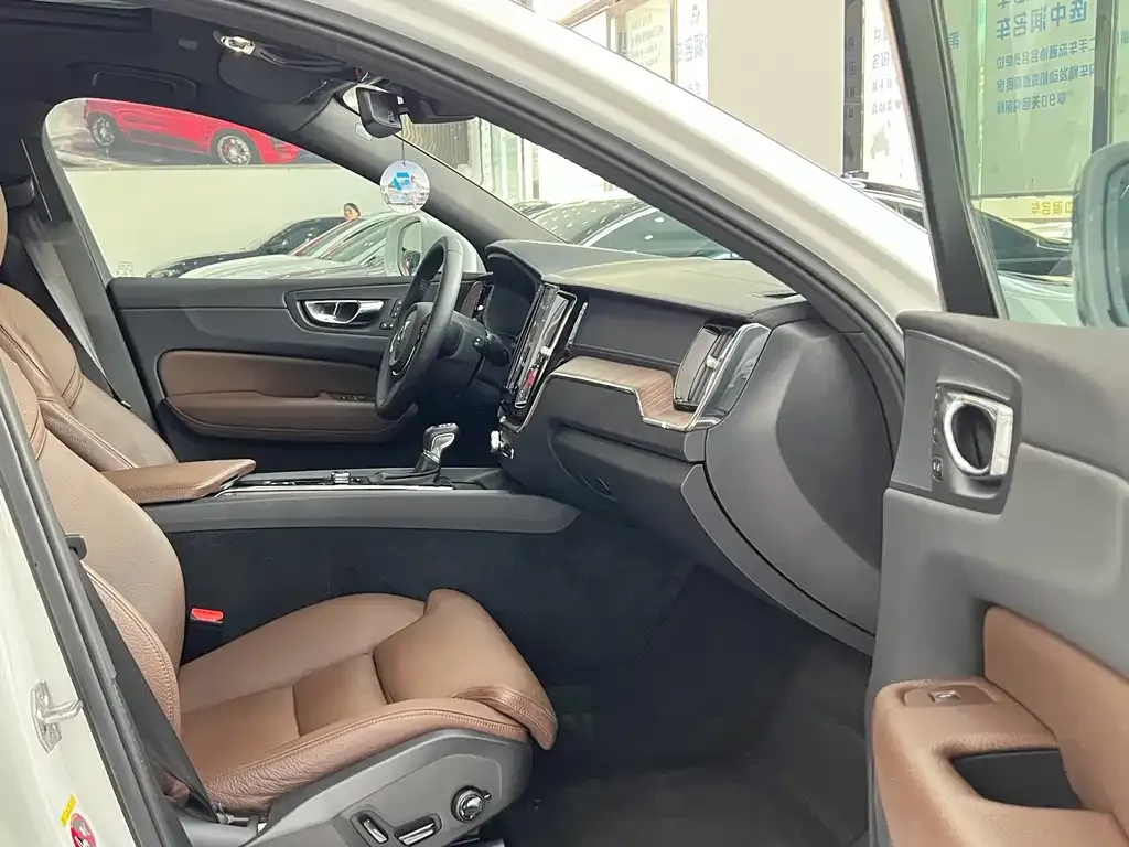 Volvo XC60 — фото 10