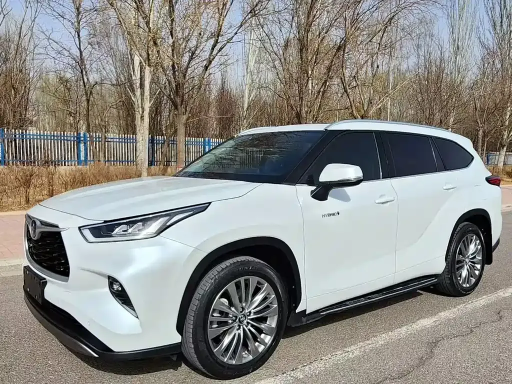 Toyota Highlander — фото 1