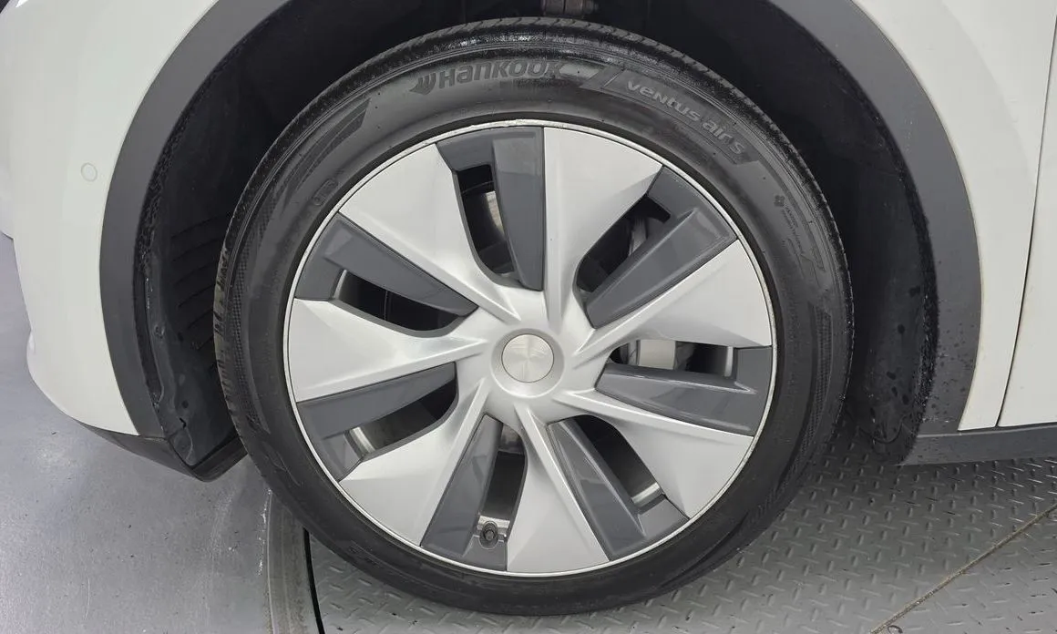 Tesla Model Y — фото 10