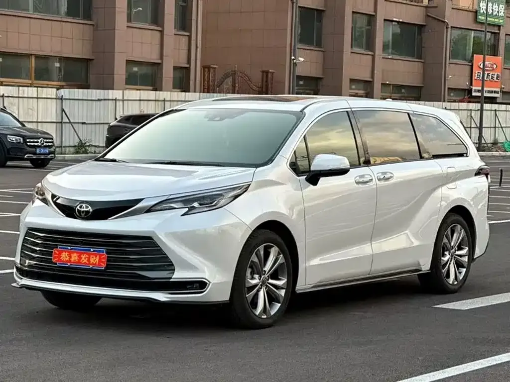 Toyota Sienna — фото 1