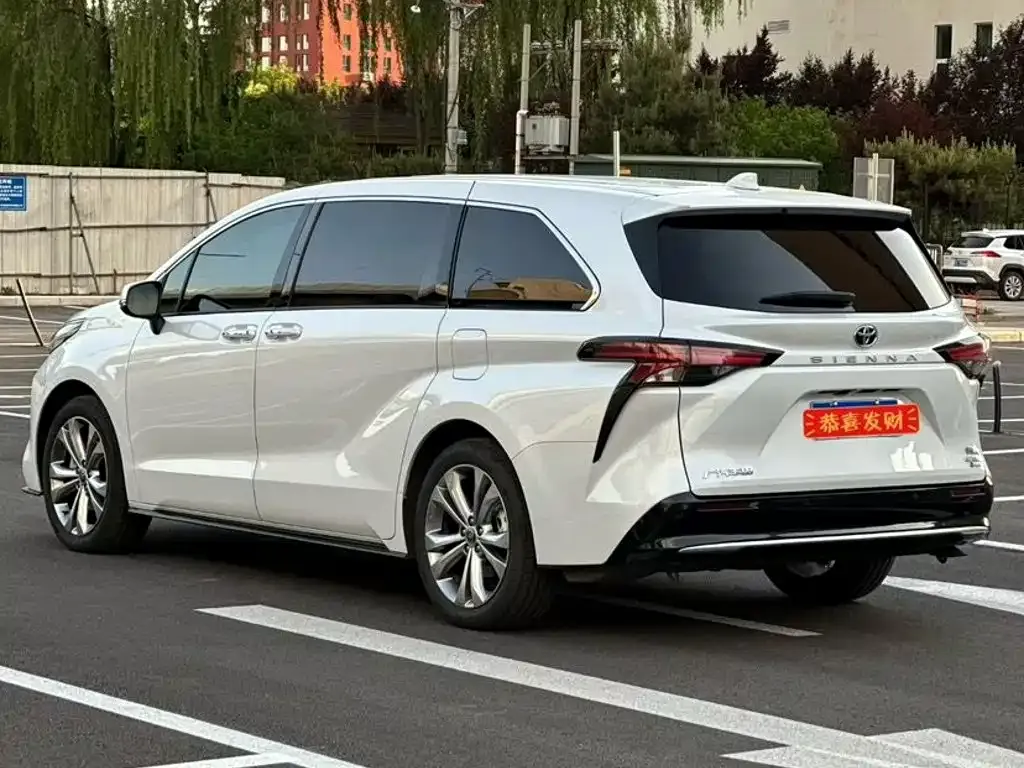 Toyota Sienna — фото 5