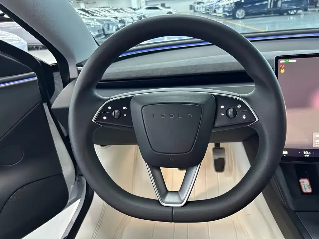 Tesla Model 3 — фото 8