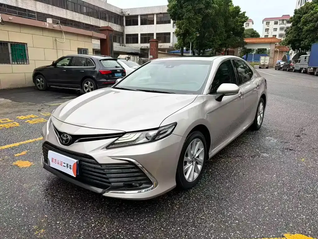 Toyota Camry — фото 1