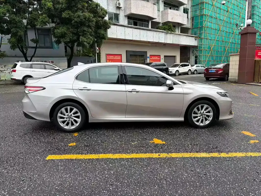 Toyota Camry — фото 4
