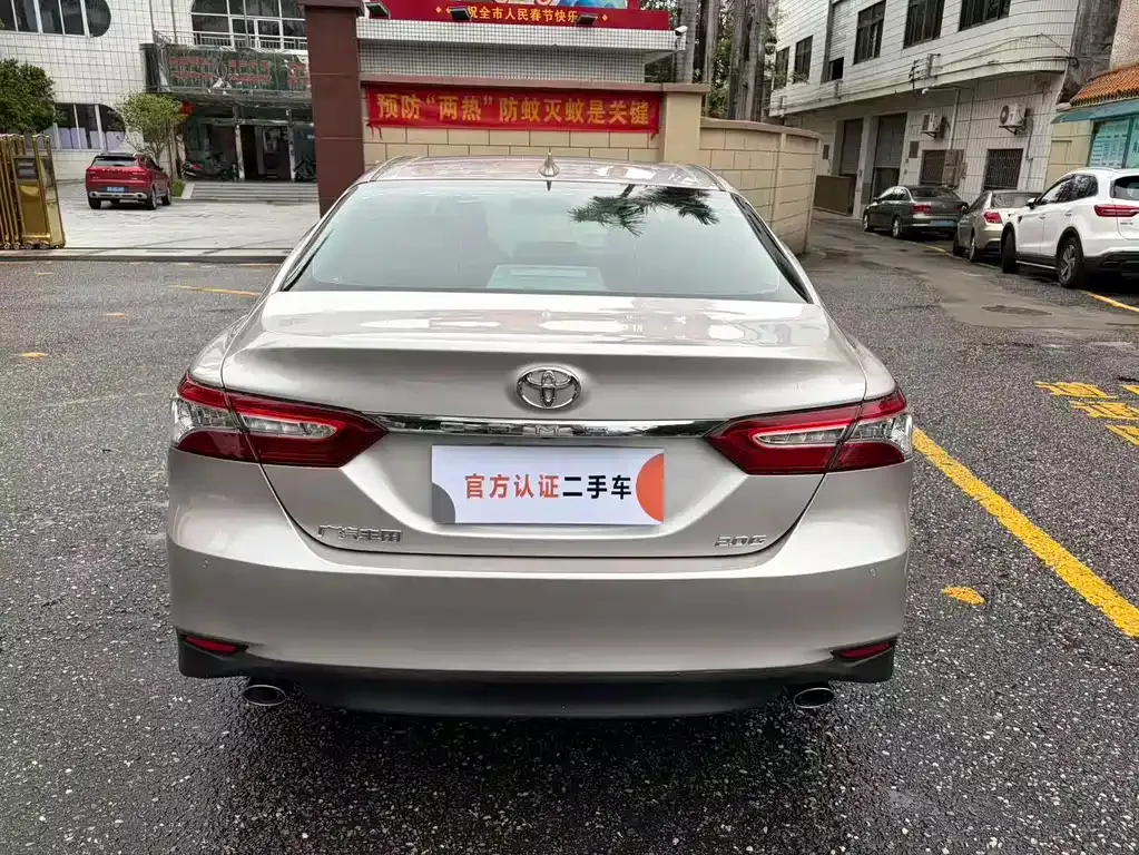 Toyota Camry — фото 2