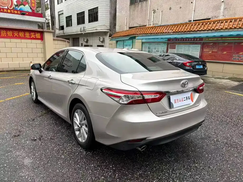 Toyota Camry — фото 5
