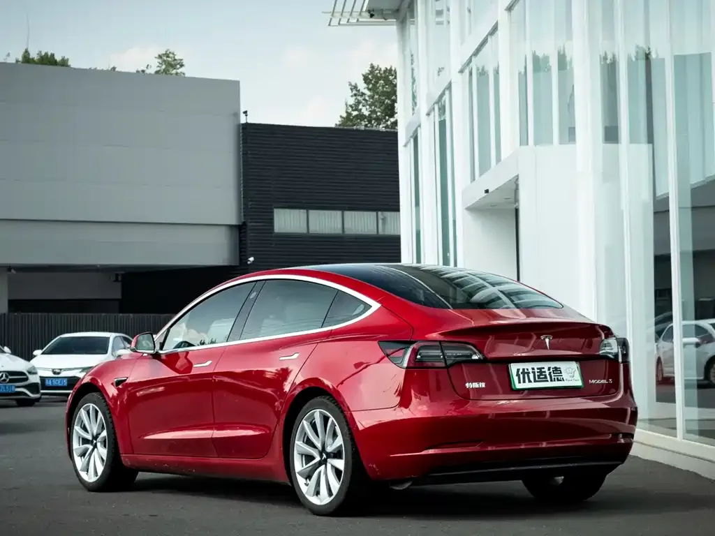 Tesla Model 3 — фото 4