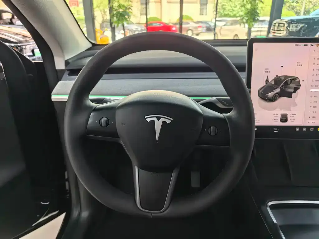 Tesla Model Y — фото 6