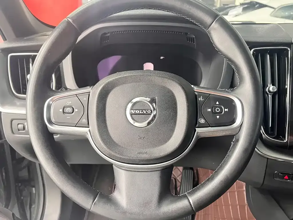 Volvo XC60 — фото 10