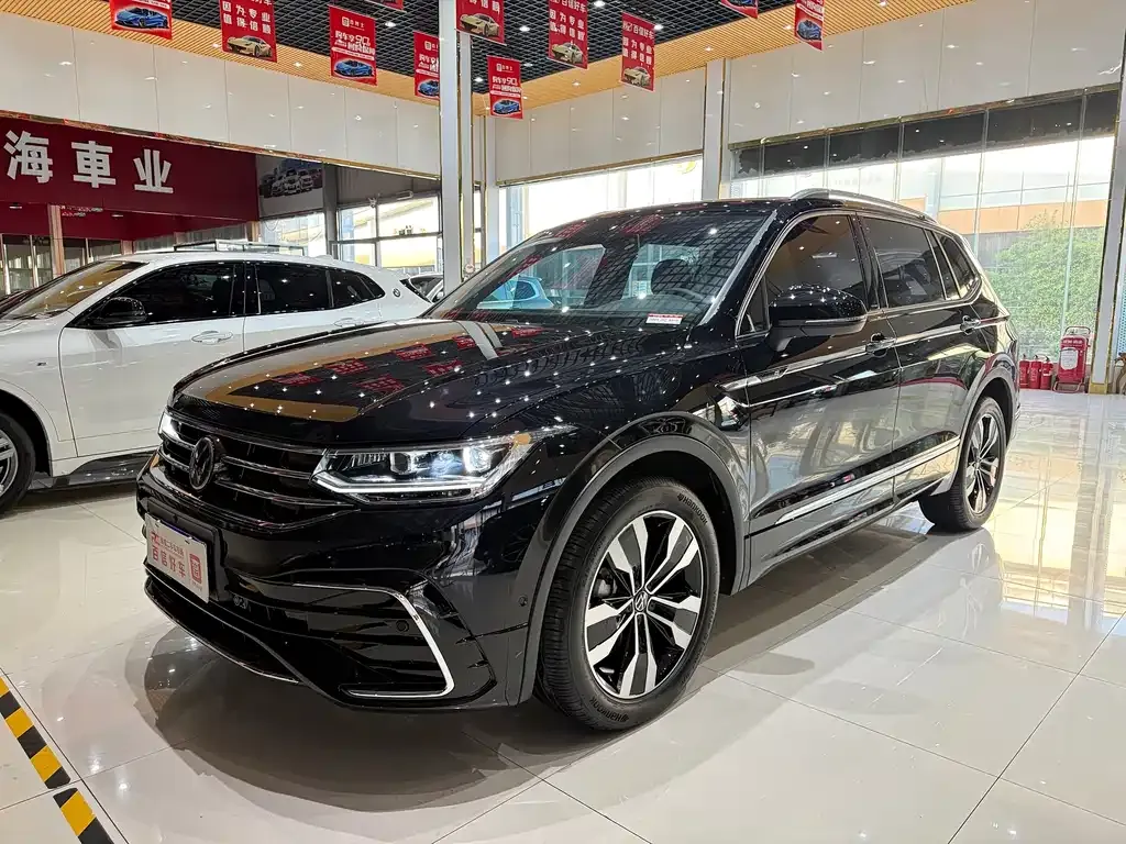 Volkswagen Tiguan L — фото 1