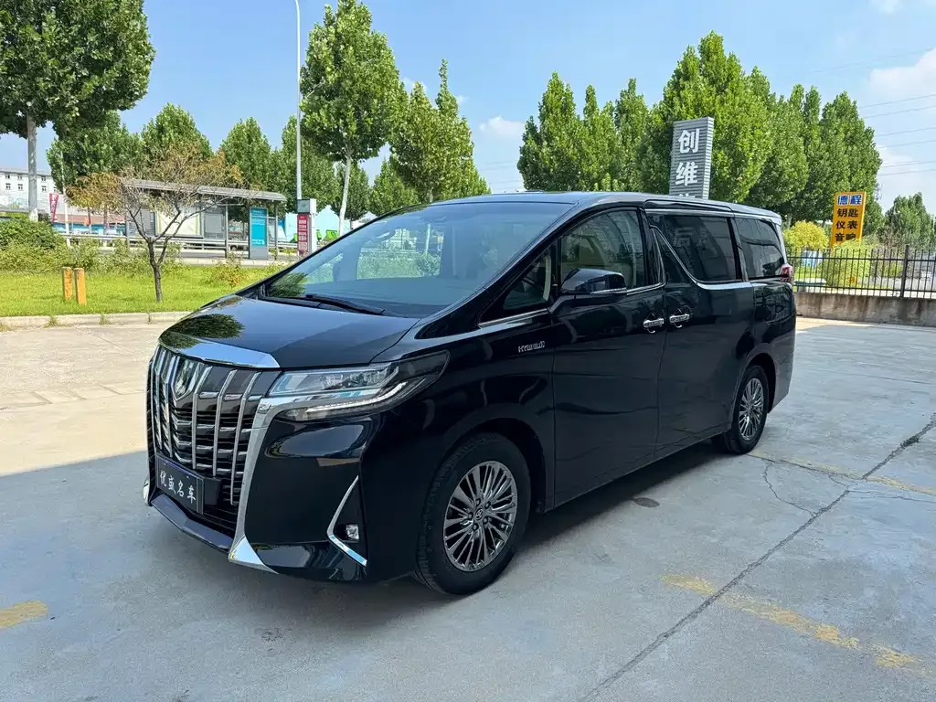 Toyota Alphard — фото 1