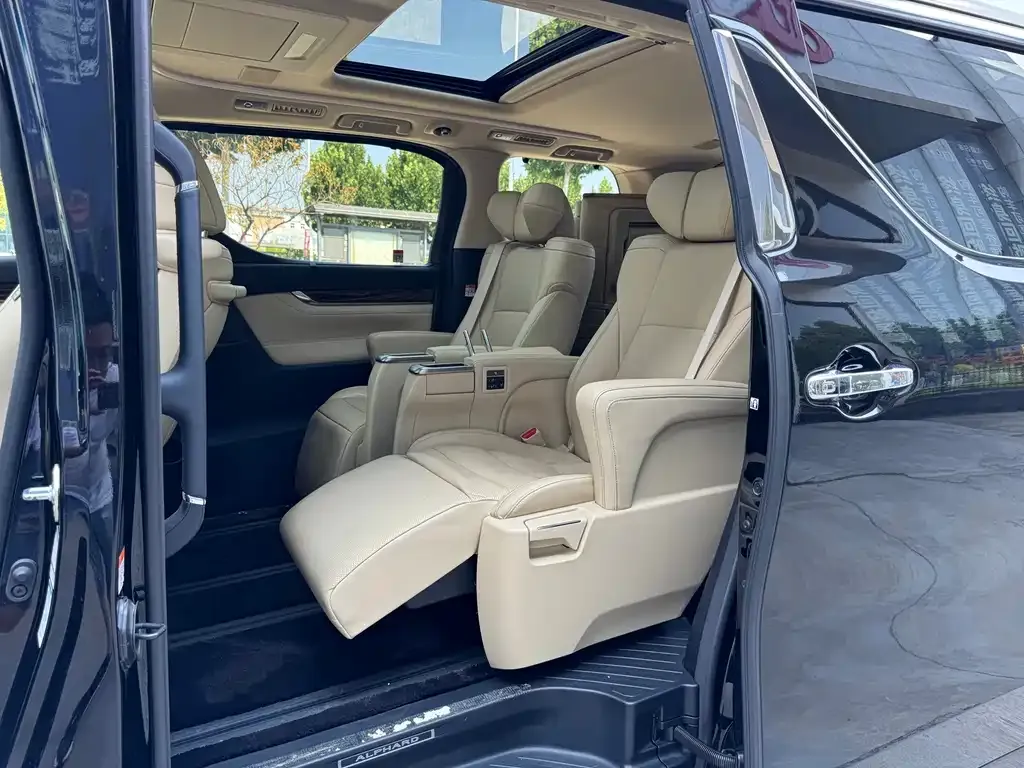 Toyota Alphard — фото 8