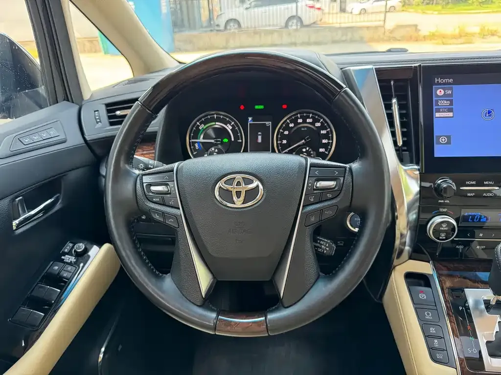 Toyota Alphard — фото 5