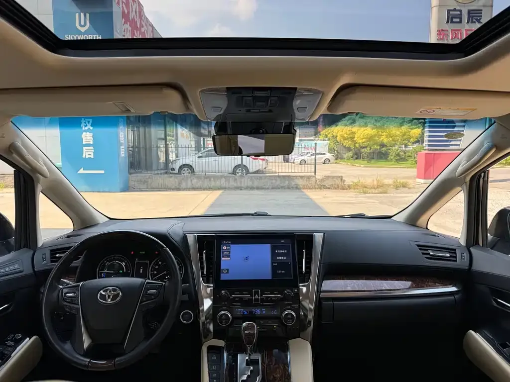 Toyota Alphard — фото 7