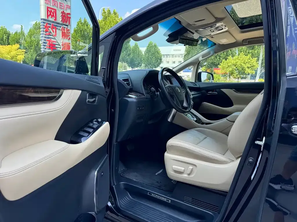 Toyota Alphard — фото 4