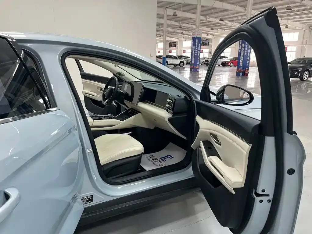 BYD Qin L — фото 10