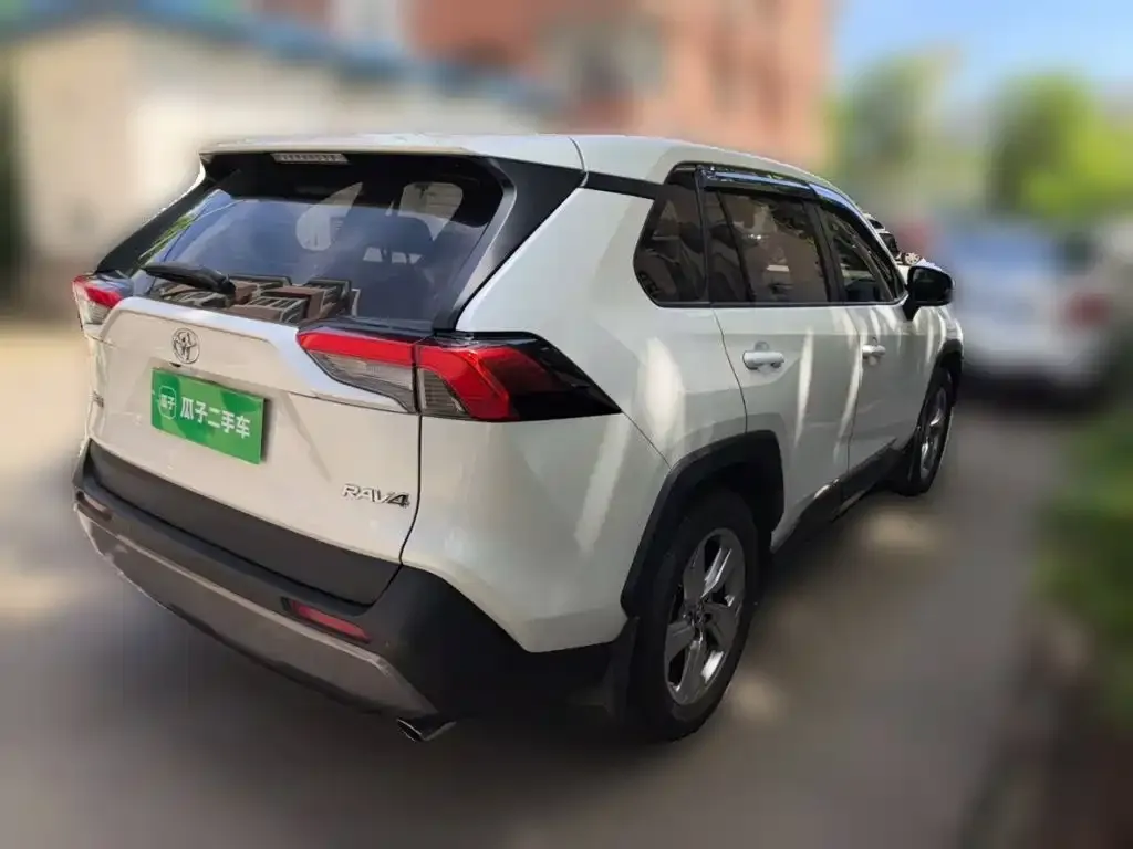 Toyota RAV4 — фото 5