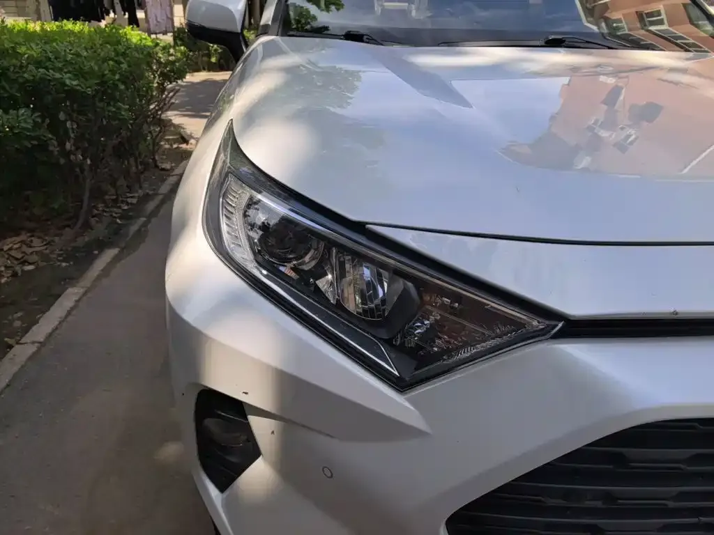 Toyota RAV4 — фото 7