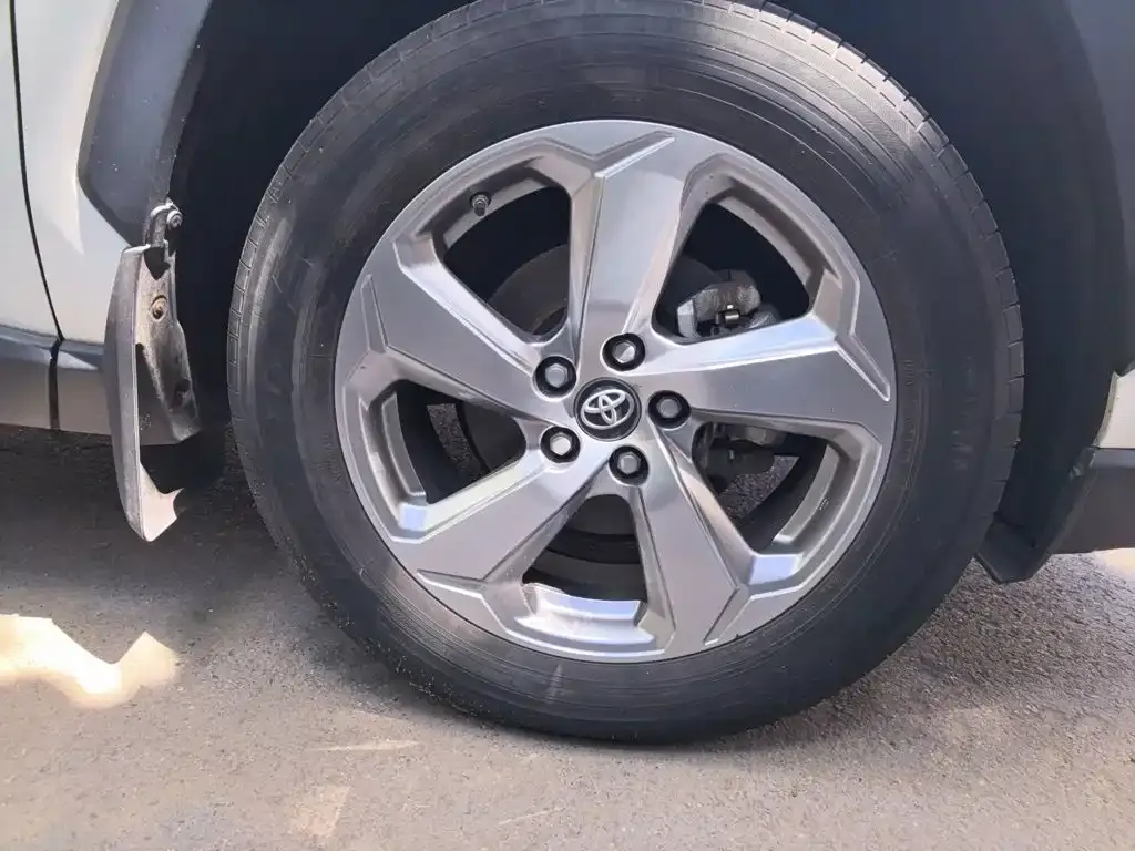 Toyota RAV4 — фото 10