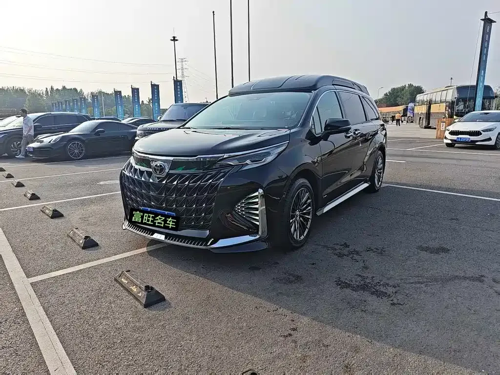 Toyota Granvia — фото 1