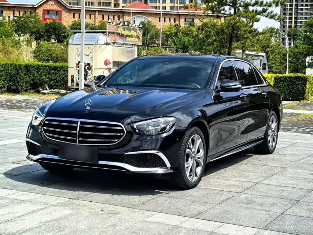 Mercedes-Benz E-Class — фото 1