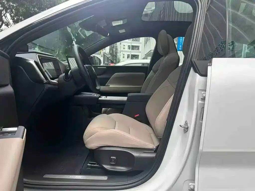 Volvo XC70 Plug-in Hybrid — фото 9