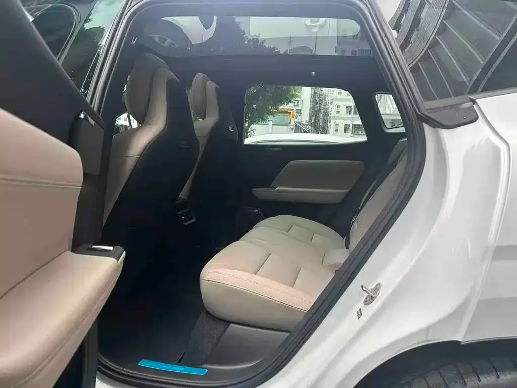 Volvo XC70 Plug-in Hybrid — фото 3