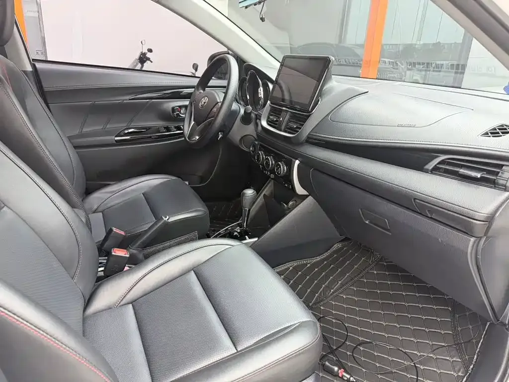 Toyota Yaris L — фото 2