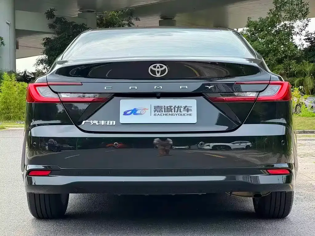 Toyota Camry — фото 2