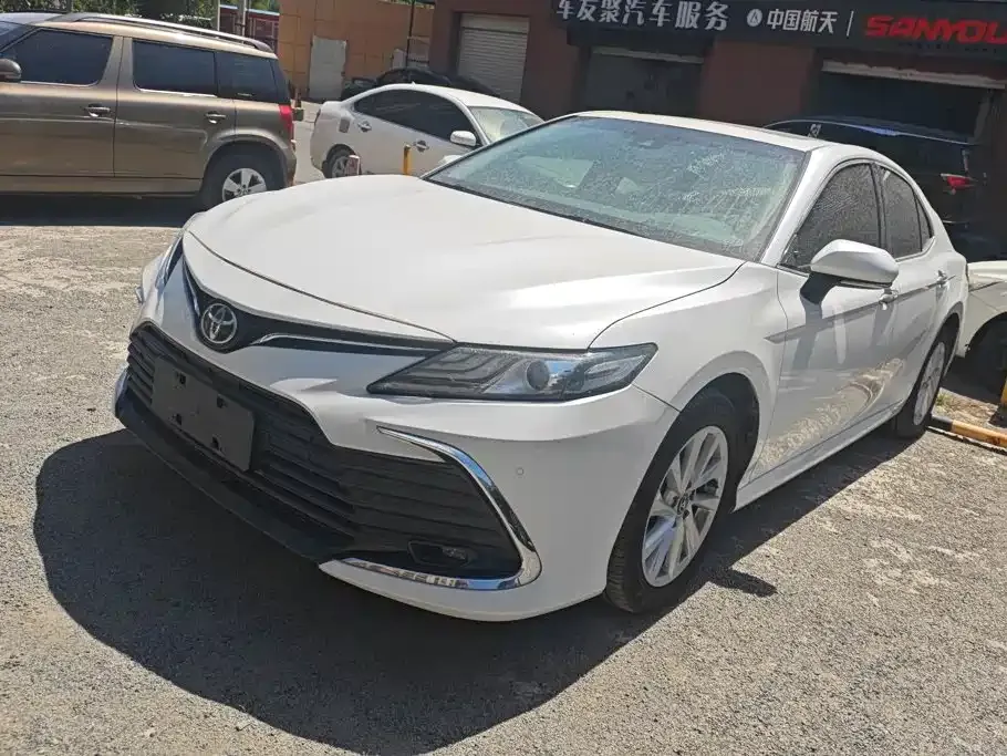 Toyota Camry — фото 1