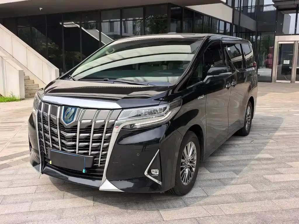 Toyota Alphard — фото 1