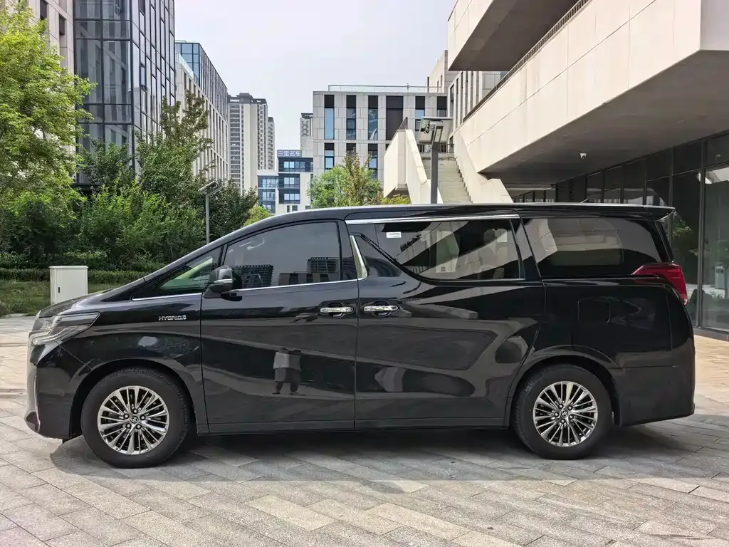 Toyota Alphard — фото 5