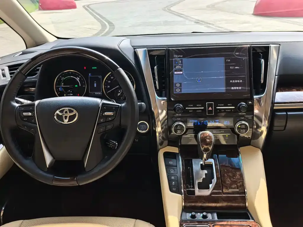 Toyota Alphard — фото 4