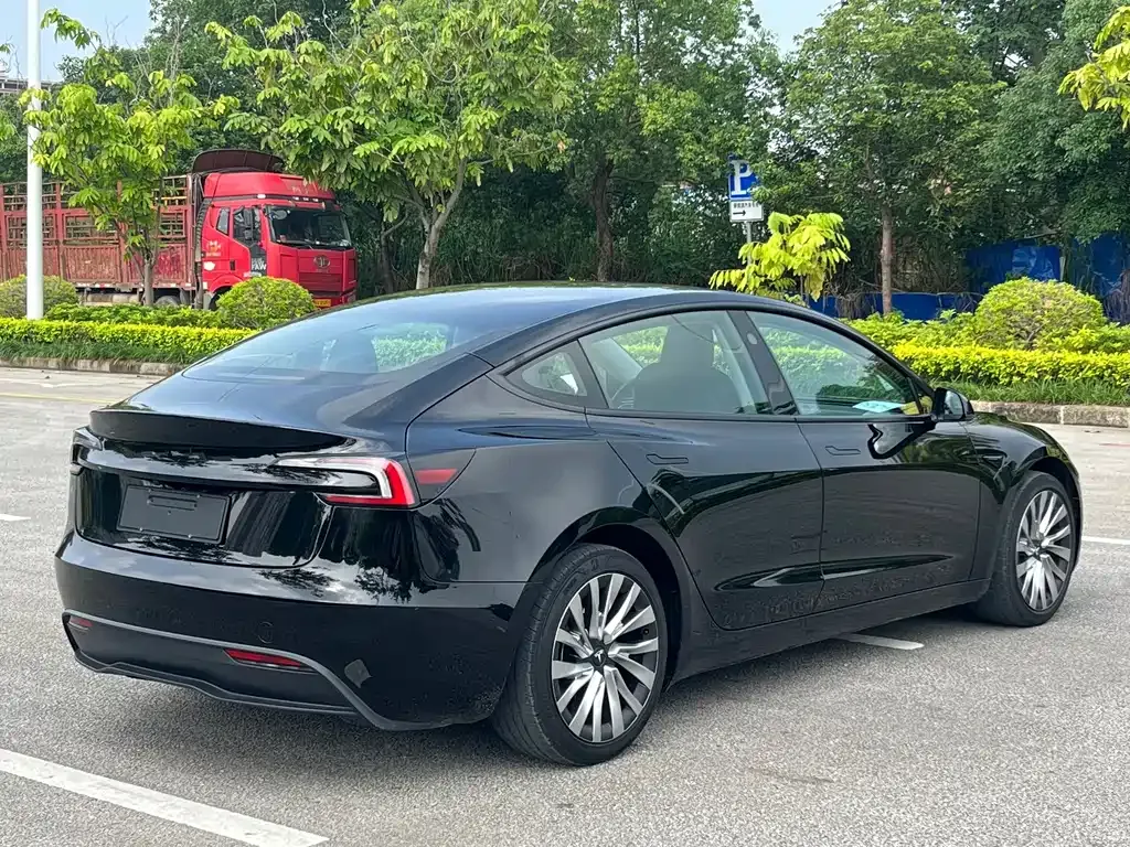 Tesla Model 3 — фото 9