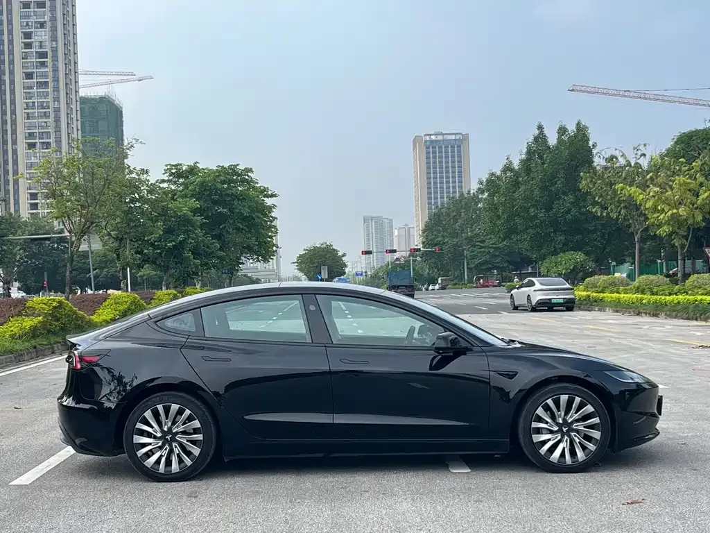 Tesla Model 3 — фото 3