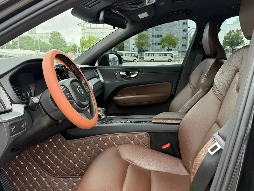 Volvo XC60 — фото 10
