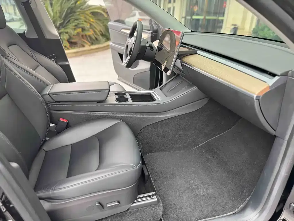 Tesla Model Y — фото 9